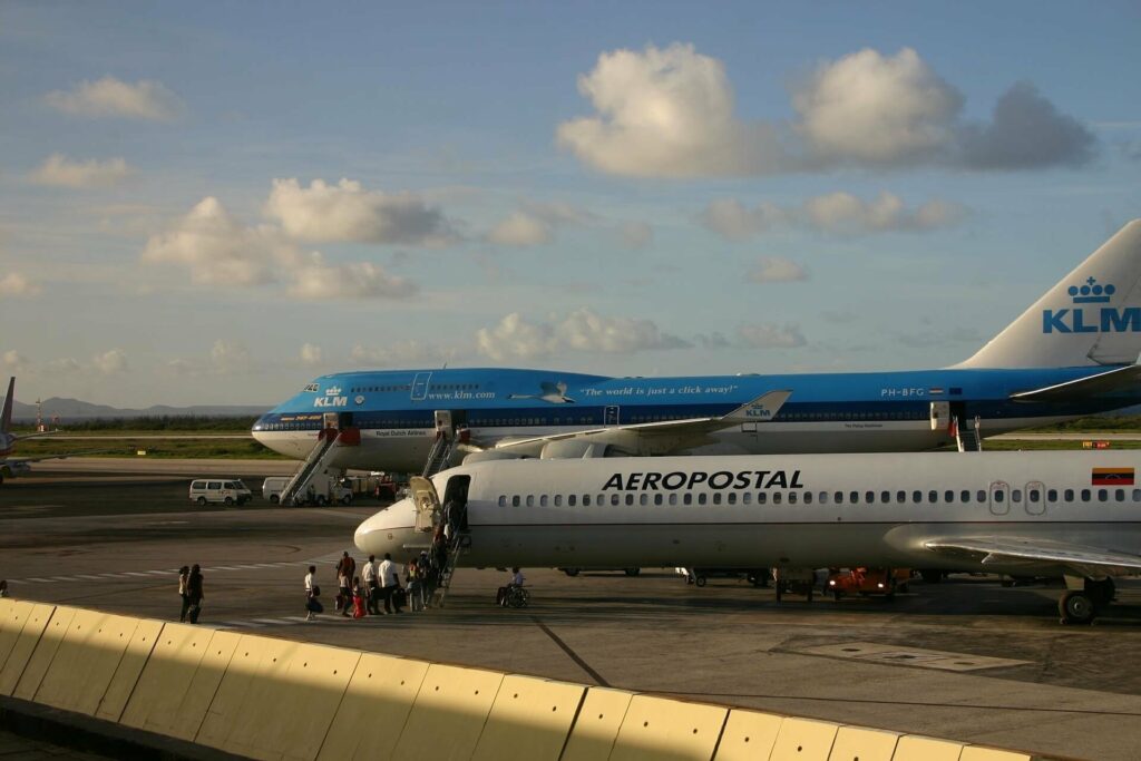 Waar kan ik de auto parkeren op het vliegveld van Curaçao?