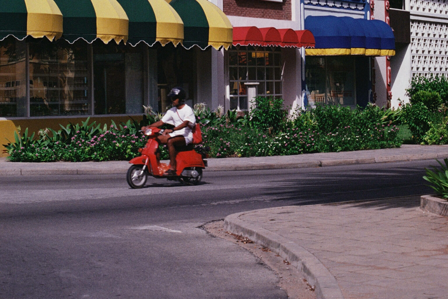 Ga ik een auto of een scooter huren op Curaçao?