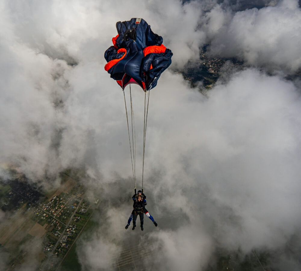 Wat zijn de mooiste plekken in Nederland om te parachutespringen?