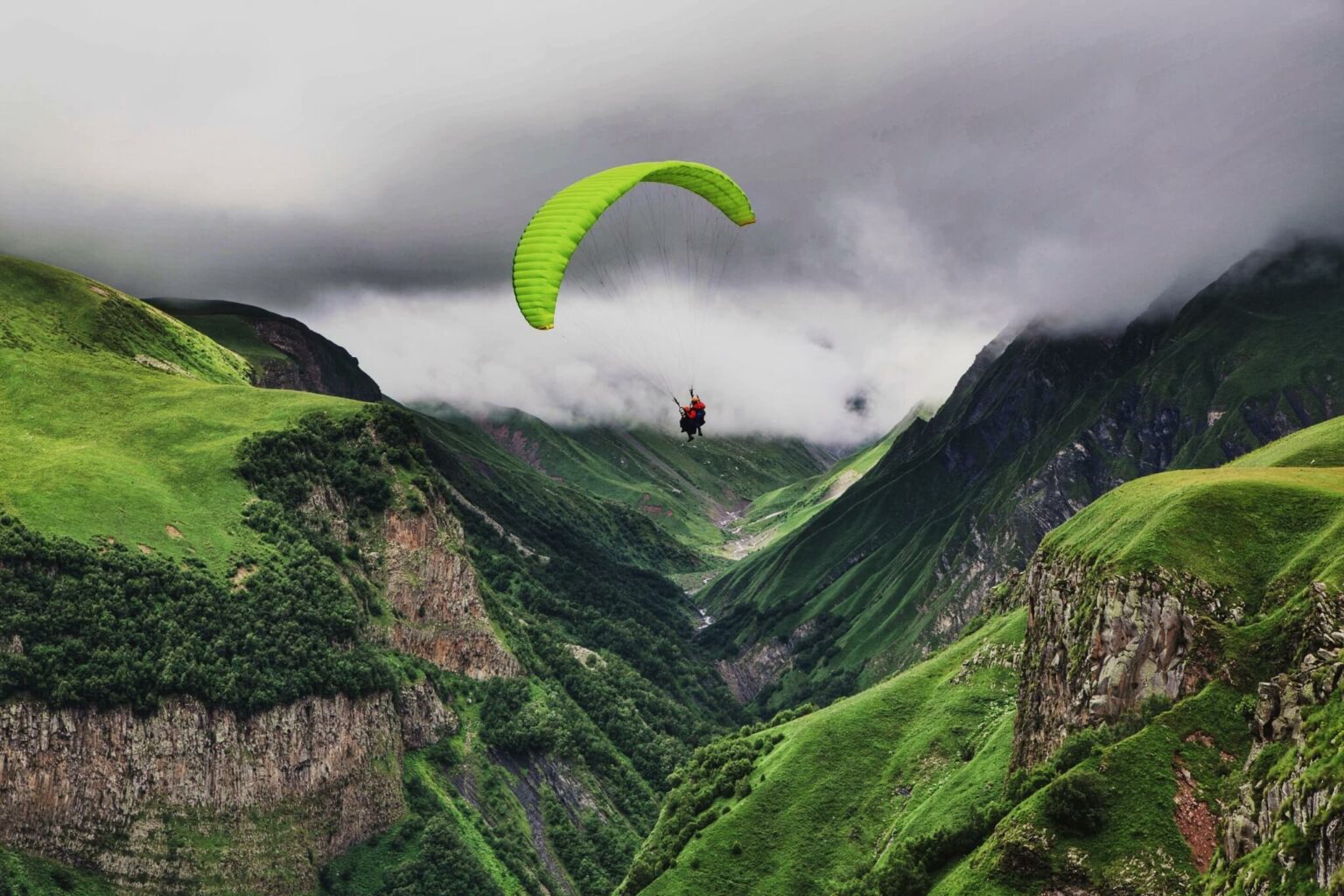 Wat is het verschil tussen skydiven en parachutespringen?