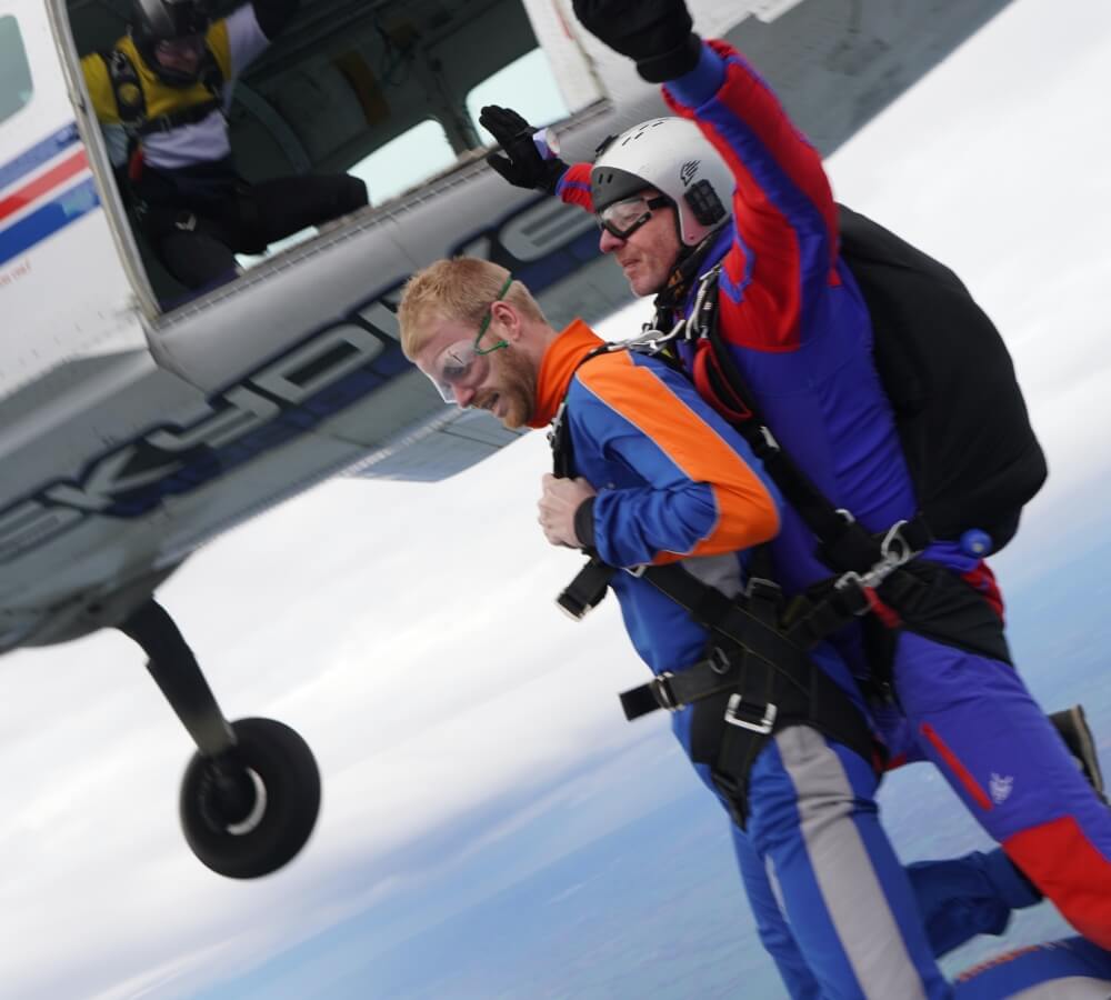 Wat is het verschil tussen skydiven en parachutespringen?