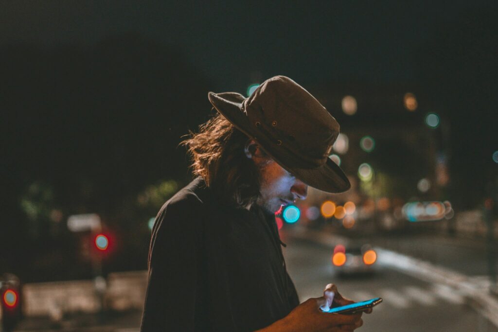 Waarom de telefoon je leven heeft overgenomen (en wat je daar tegen kan doen)