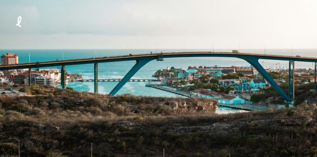 Kan ik op Curaçao ook een scooter huren in plaats van een auto?
