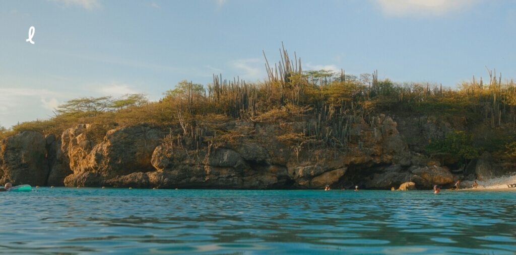 Van een hoge klif afspringen op Curaçao
